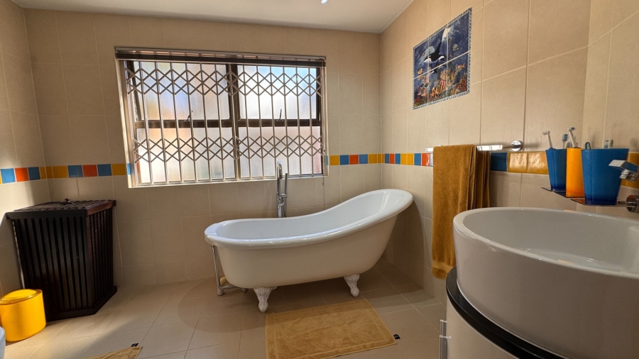 6 Bedroom Property for Sale in Three Rivers Proper Gauteng