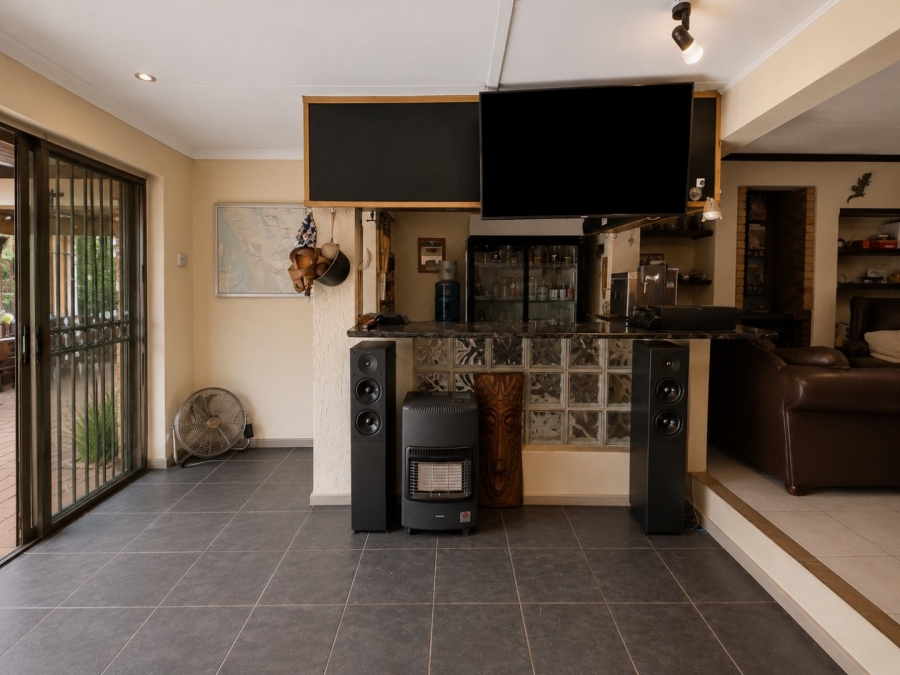 3 Bedroom Property for Sale in Buurendal Gauteng