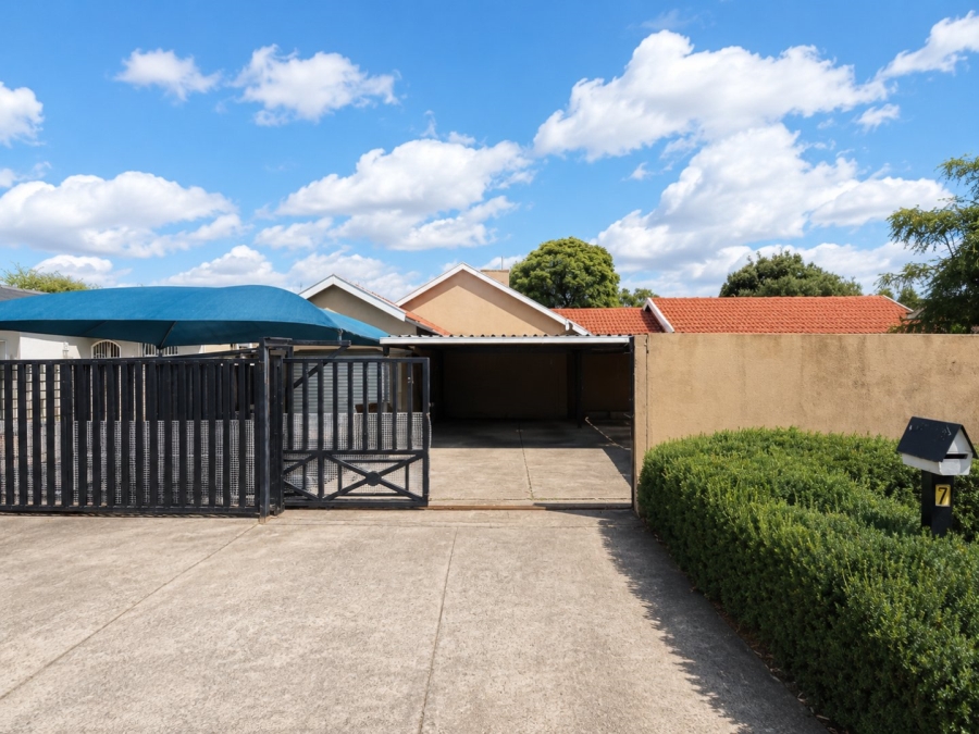 3 Bedroom Property for Sale in Buurendal Gauteng