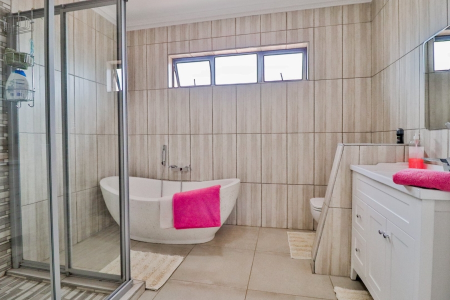 5 Bedroom Property for Sale in Mooikloof Heights Gauteng
