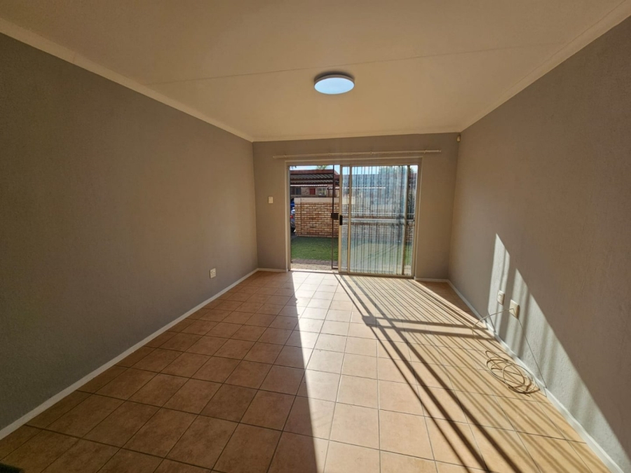 To Let 3 Bedroom Property for Rent in Heuwelsig Estate Gauteng