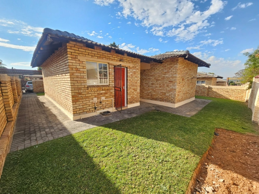 To Let 3 Bedroom Property for Rent in Heuwelsig Estate Gauteng