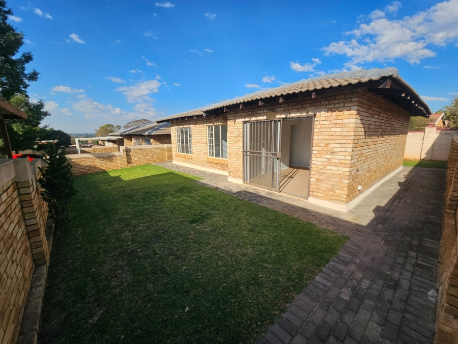 To Let 3 Bedroom Property for Rent in Heuwelsig Estate Gauteng