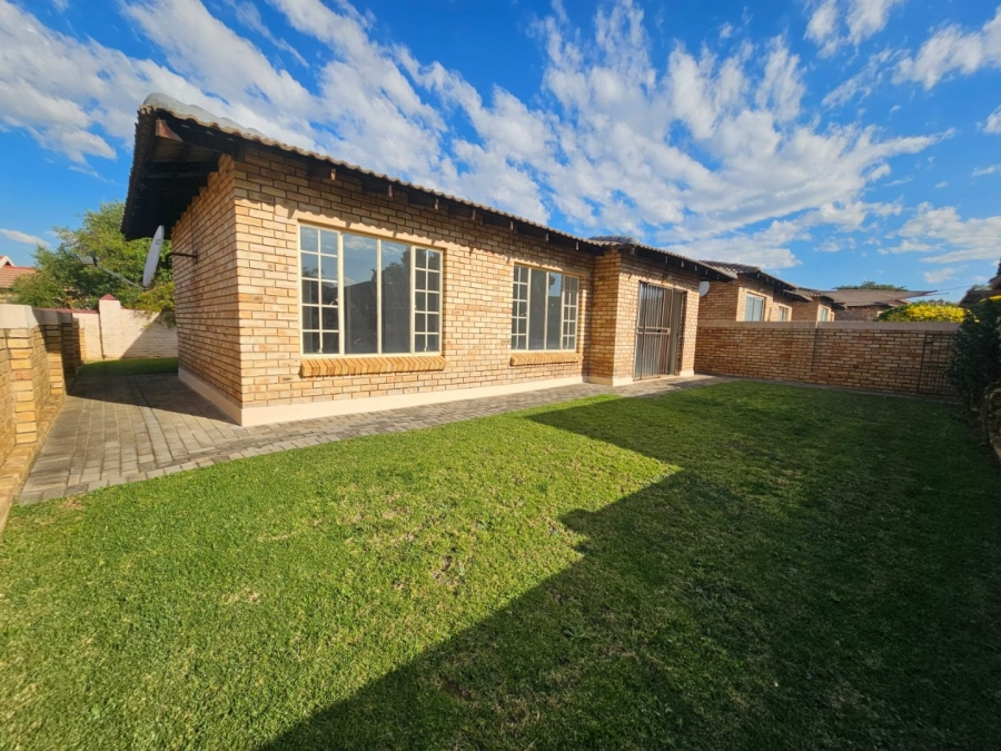To Let 3 Bedroom Property for Rent in Heuwelsig Estate Gauteng