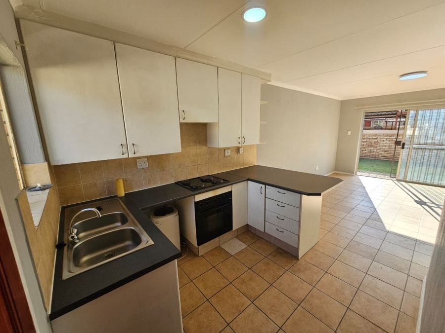 To Let 3 Bedroom Property for Rent in Heuwelsig Estate Gauteng