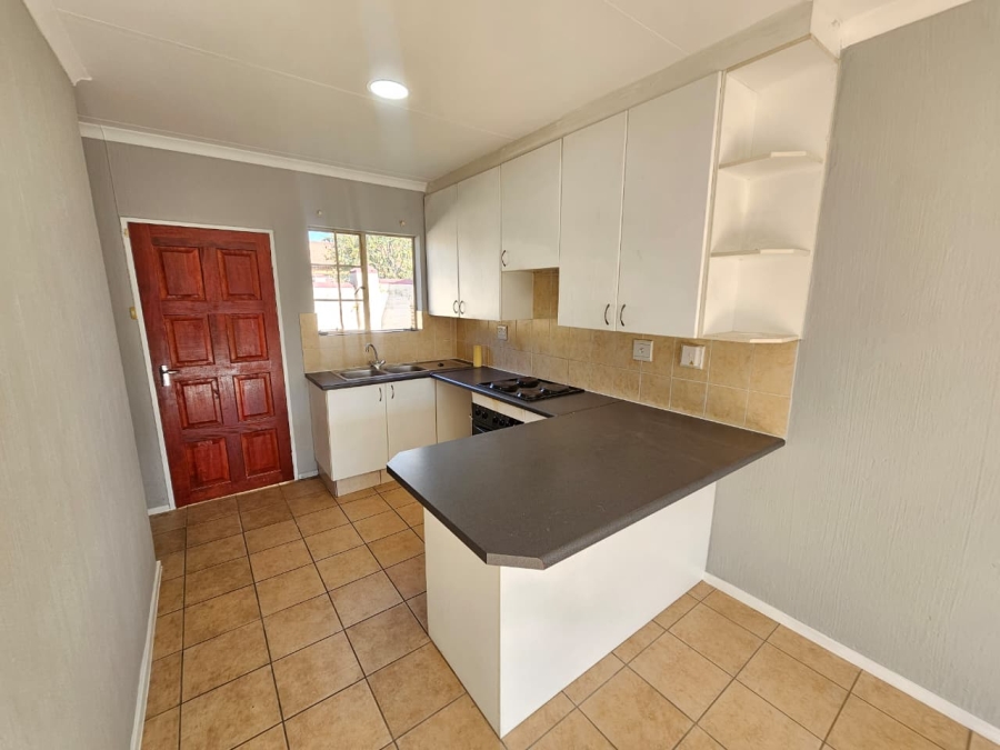 To Let 3 Bedroom Property for Rent in Heuwelsig Estate Gauteng