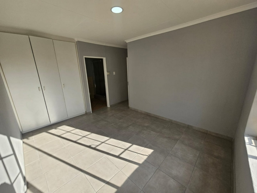 To Let 3 Bedroom Property for Rent in Heuwelsig Estate Gauteng