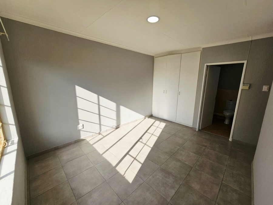 To Let 3 Bedroom Property for Rent in Heuwelsig Estate Gauteng