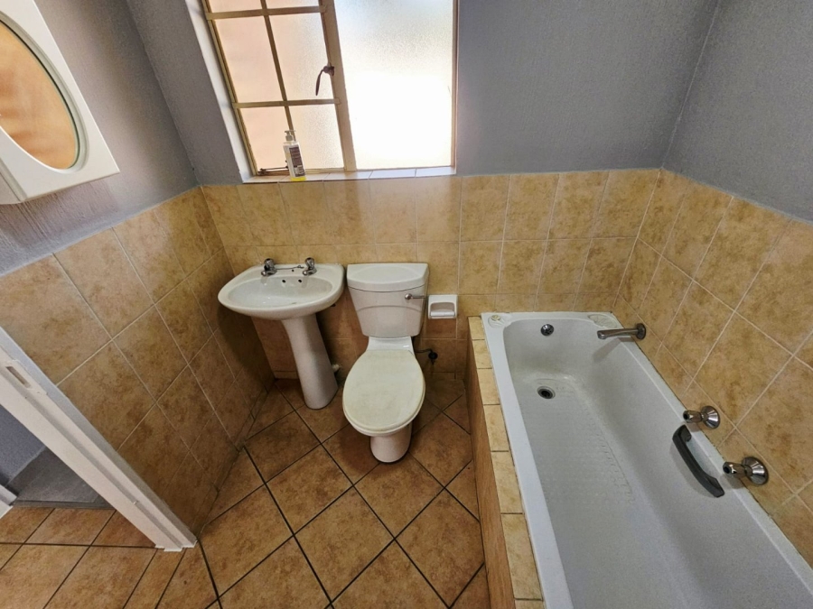 To Let 3 Bedroom Property for Rent in Heuwelsig Estate Gauteng