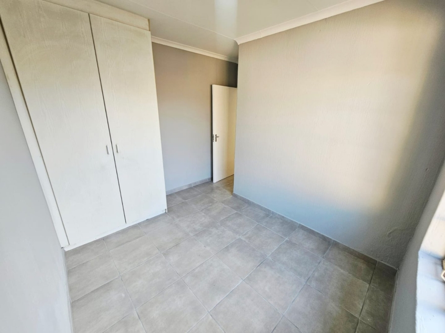 To Let 3 Bedroom Property for Rent in Heuwelsig Estate Gauteng