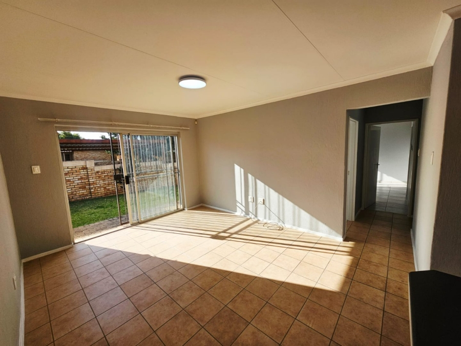 To Let 3 Bedroom Property for Rent in Heuwelsig Estate Gauteng