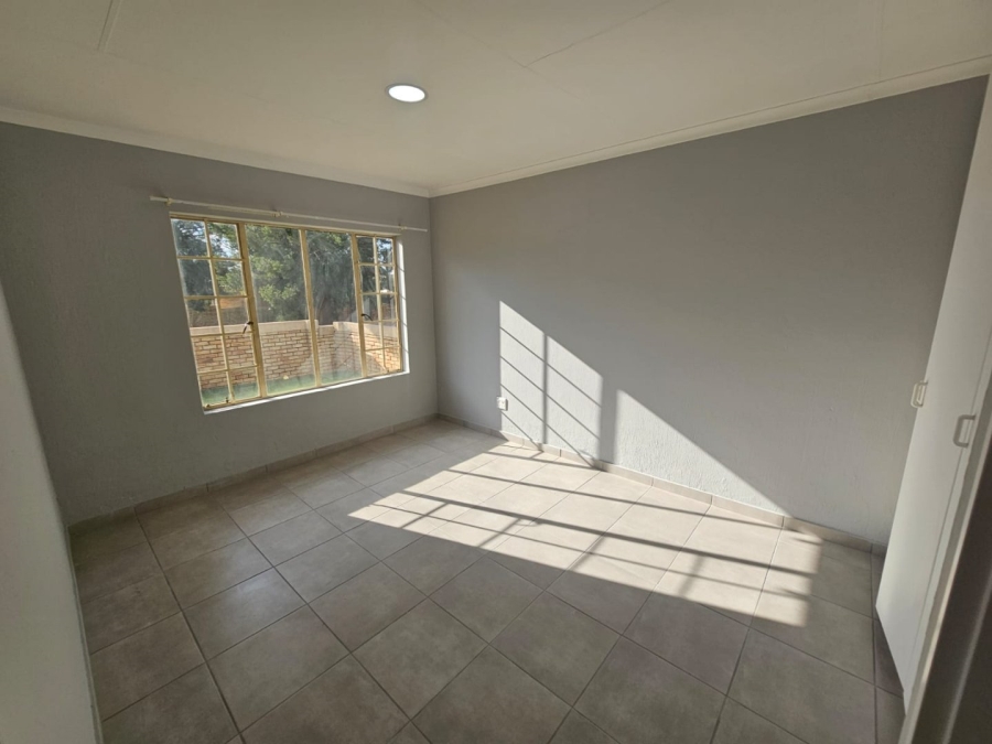 To Let 3 Bedroom Property for Rent in Heuwelsig Estate Gauteng