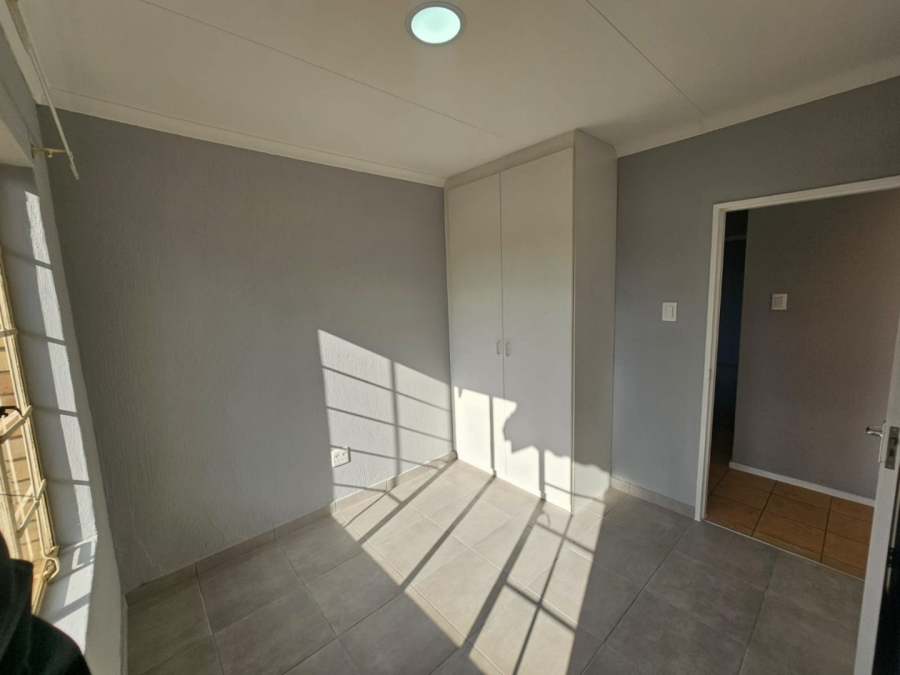 To Let 3 Bedroom Property for Rent in Heuwelsig Estate Gauteng