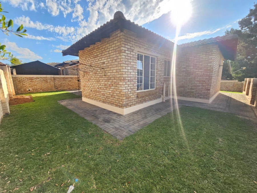 To Let 3 Bedroom Property for Rent in Heuwelsig Estate Gauteng