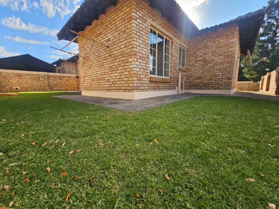 To Let 3 Bedroom Property for Rent in Heuwelsig Estate Gauteng