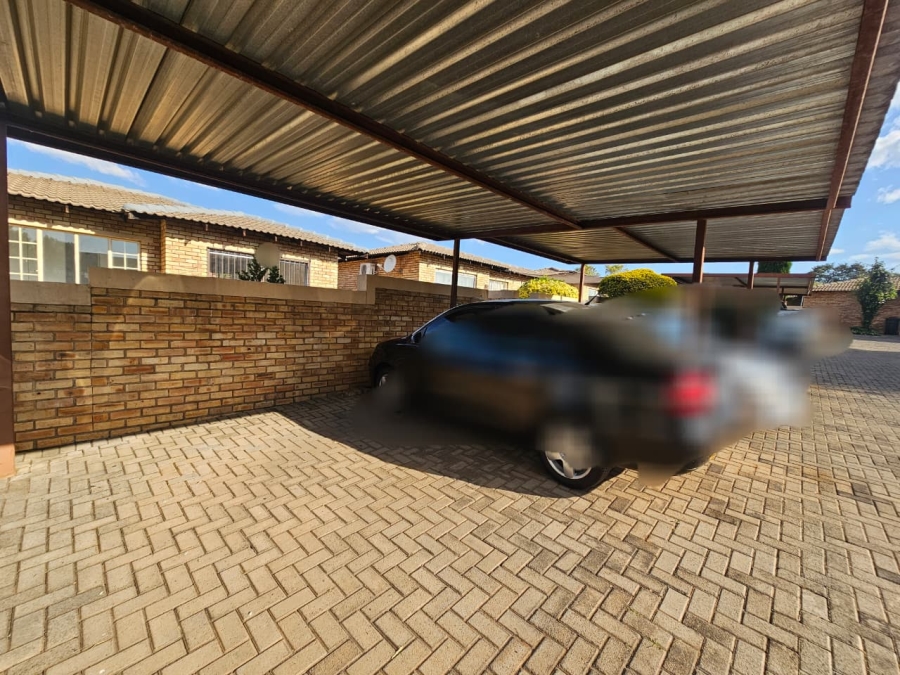 To Let 3 Bedroom Property for Rent in Heuwelsig Estate Gauteng