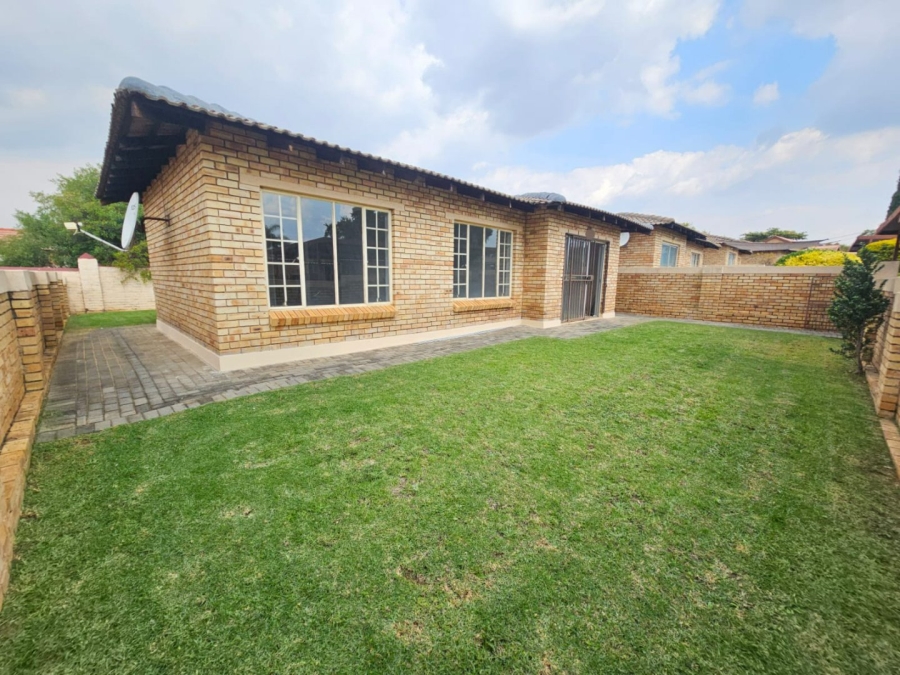 To Let 3 Bedroom Property for Rent in Heuwelsig Estate Gauteng