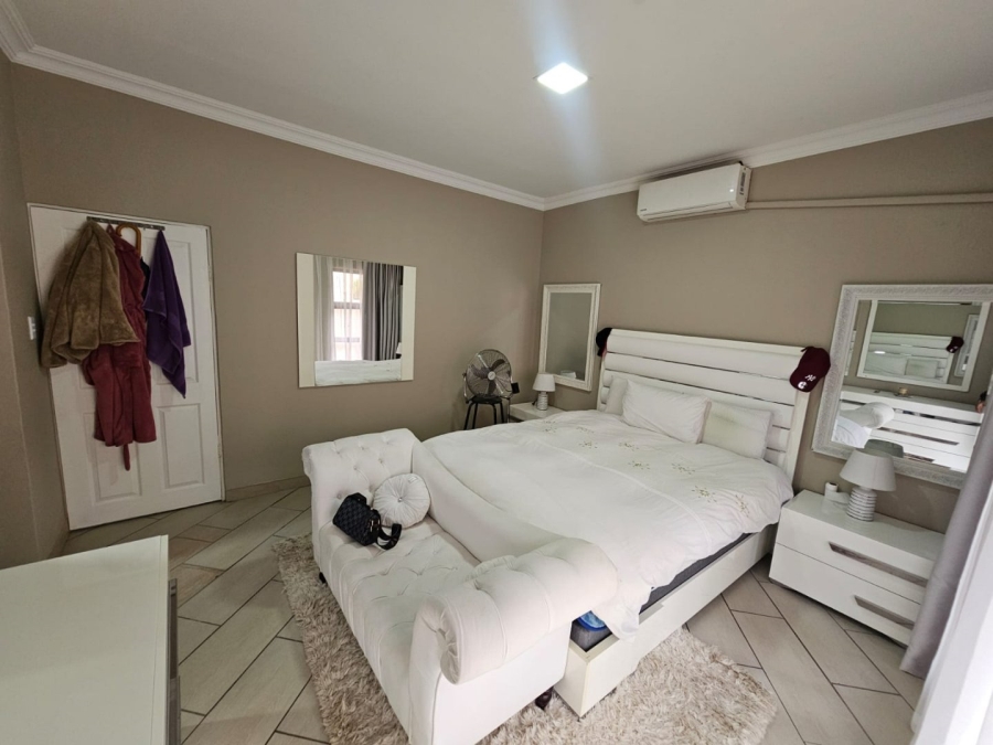 4 Bedroom Property for Sale in Monavoni Gauteng