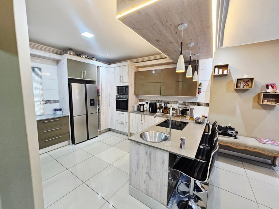 4 Bedroom Property for Sale in Monavoni Gauteng