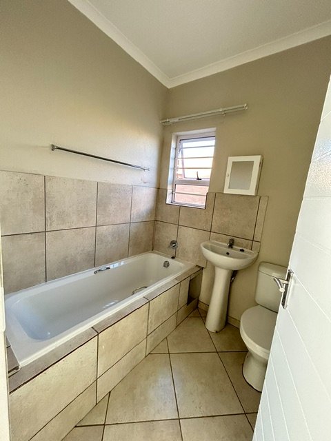 To Let 3 Bedroom Property for Rent in Olievenhoutbosch Gauteng