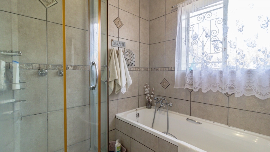 3 Bedroom Property for Sale in Linmeyer Gauteng