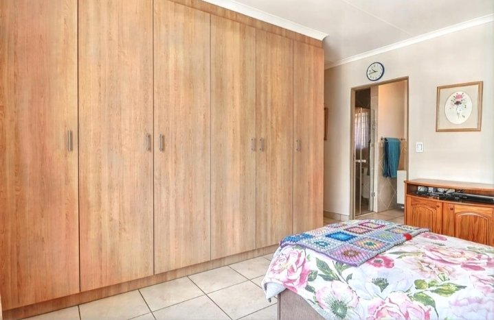 2 Bedroom Property for Sale in Eldoraigne Gauteng