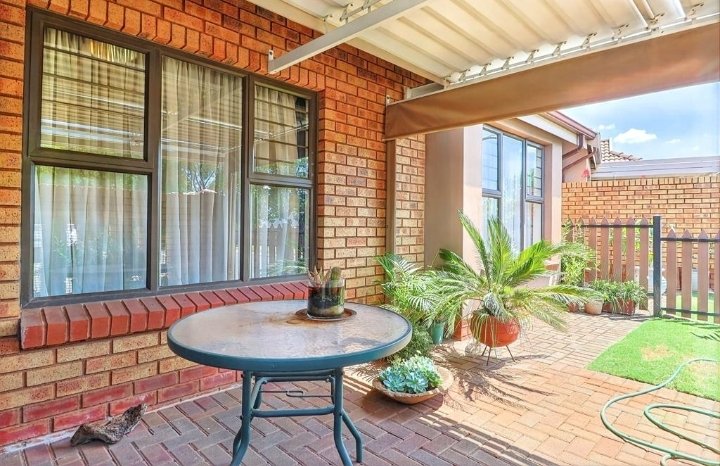 2 Bedroom Property for Sale in Eldoraigne Gauteng