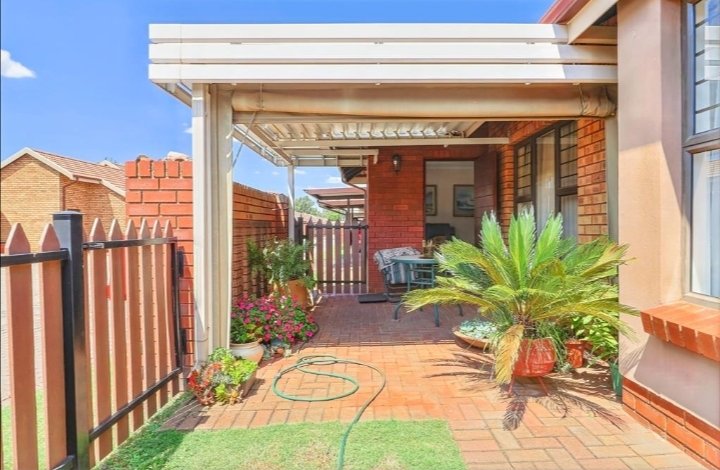 2 Bedroom Property for Sale in Eldoraigne Gauteng