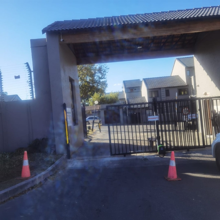 2 Bedroom Property for Sale in Noordwyk Gauteng