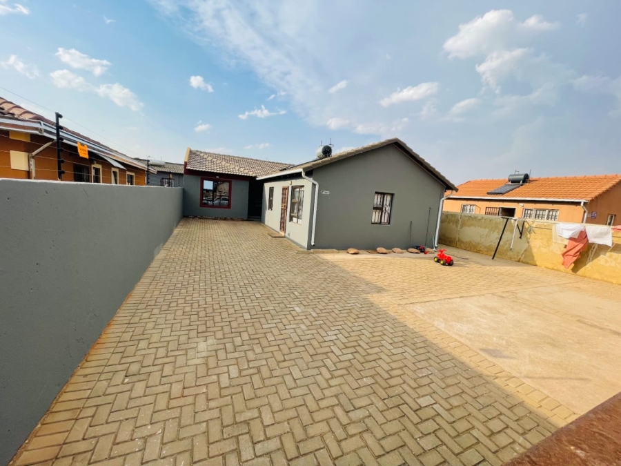 2 Bedroom Property for Sale in Protea Glen Gauteng