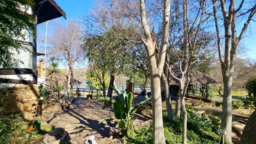  Bedroom Property for Sale in Vaaloewer Gauteng