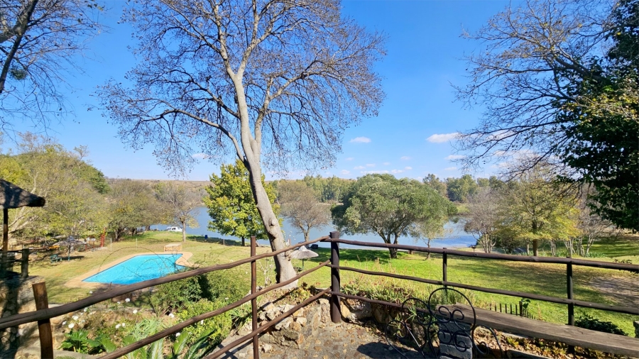  Bedroom Property for Sale in Vaaloewer Gauteng