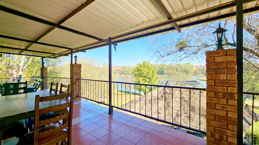  Bedroom Property for Sale in Vaaloewer Gauteng