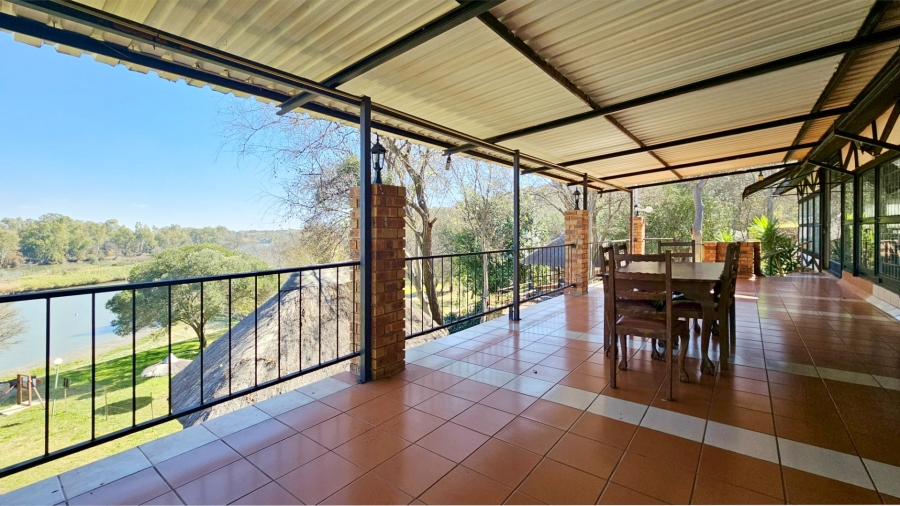  Bedroom Property for Sale in Vaaloewer Gauteng