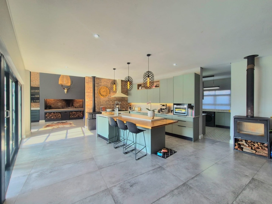 5 Bedroom Property for Sale in Midstream Heights Gauteng