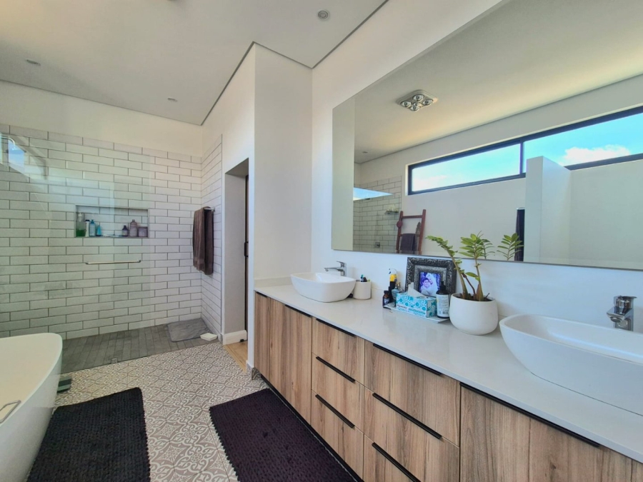 5 Bedroom Property for Sale in Midstream Heights Gauteng