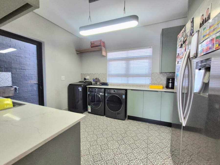 5 Bedroom Property for Sale in Midstream Heights Gauteng