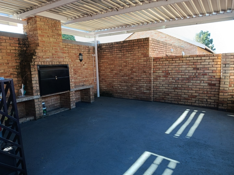 3 Bedroom Property for Sale in Heuwelsig Estate Gauteng