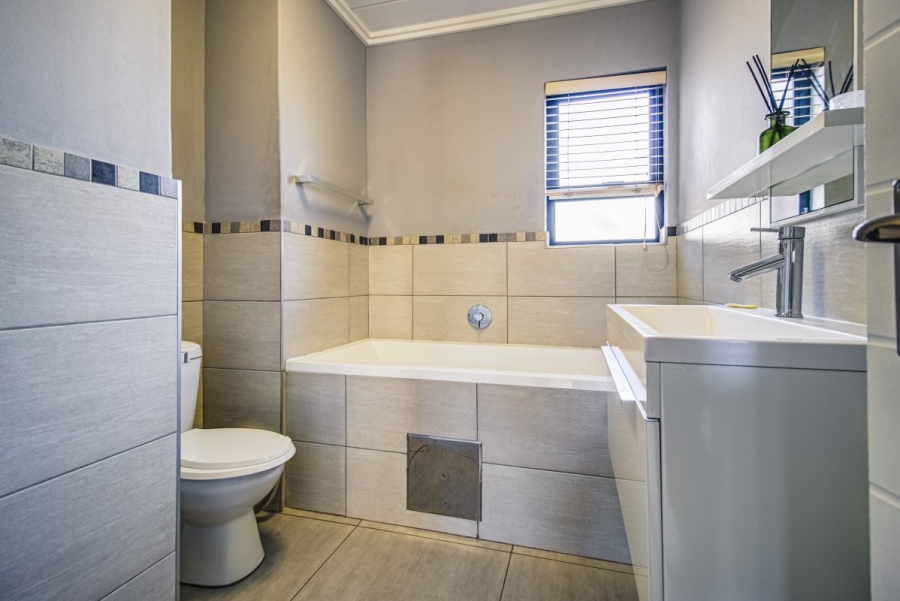 2 Bedroom Property for Sale in Sebenza Gauteng
