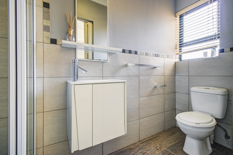 2 Bedroom Property for Sale in Sebenza Gauteng