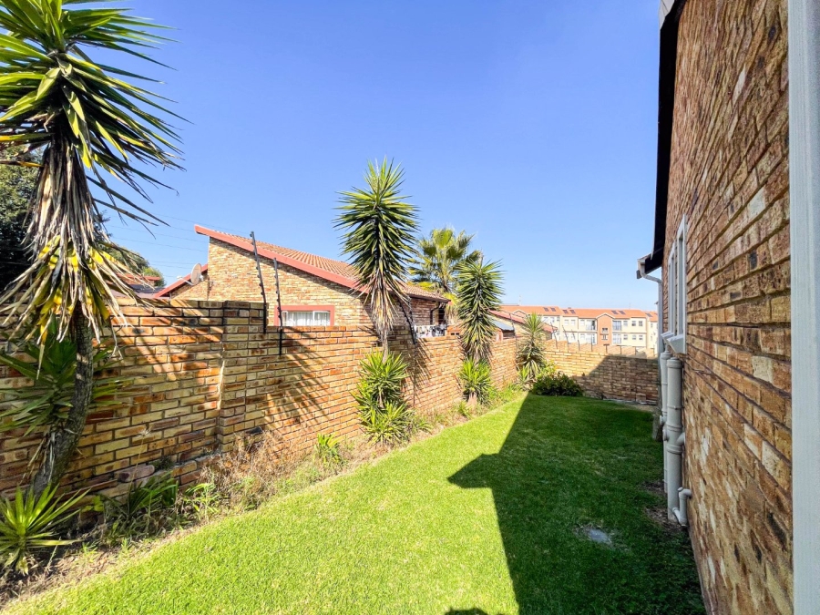 2 Bedroom Property for Sale in Kosmosdal Gauteng