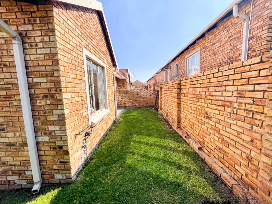 2 Bedroom Property for Sale in Kosmosdal Gauteng