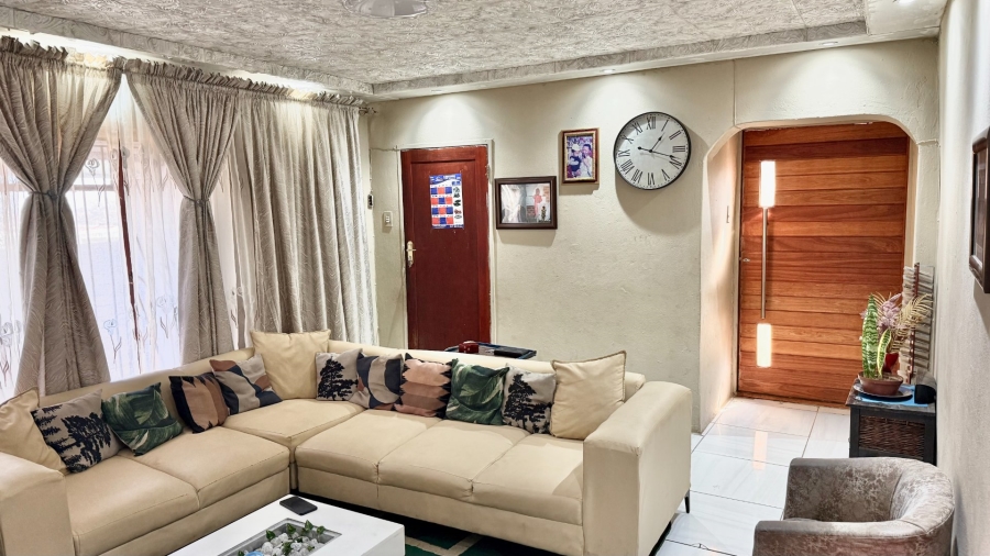 2 Bedroom Property for Sale in Meadowlands West Gauteng