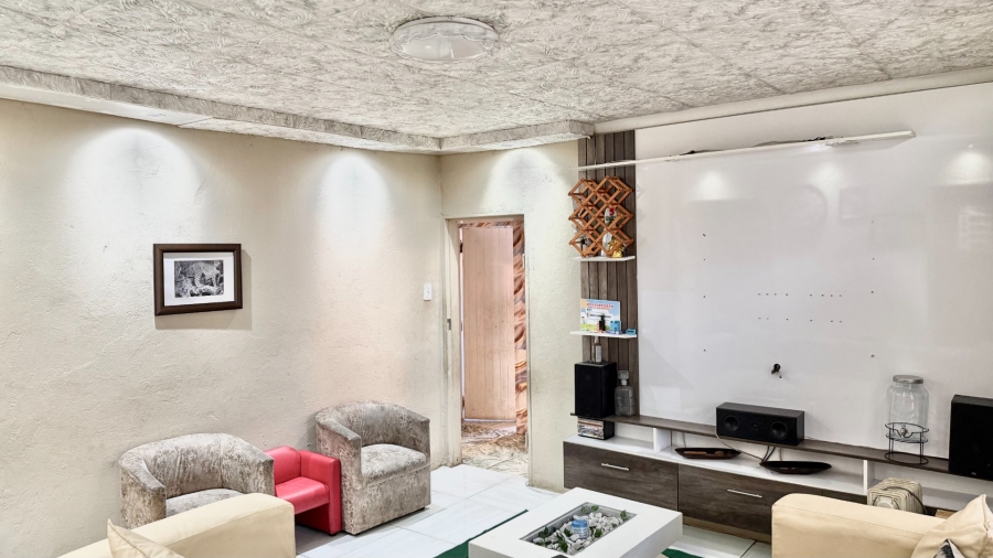2 Bedroom Property for Sale in Meadowlands West Gauteng