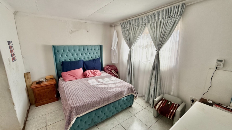 2 Bedroom Property for Sale in Meadowlands West Gauteng