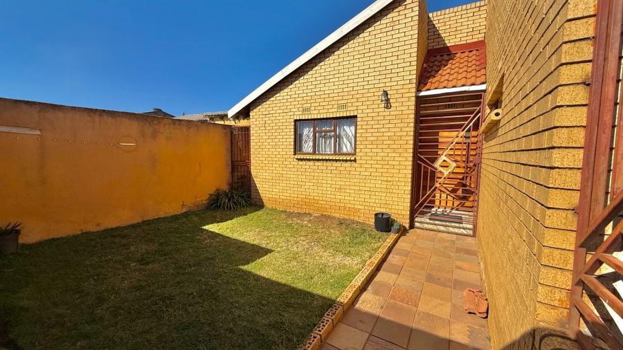 2 Bedroom Property for Sale in Meadowlands West Gauteng