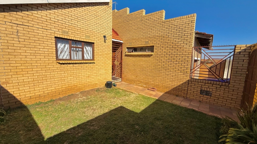 2 Bedroom Property for Sale in Meadowlands West Gauteng