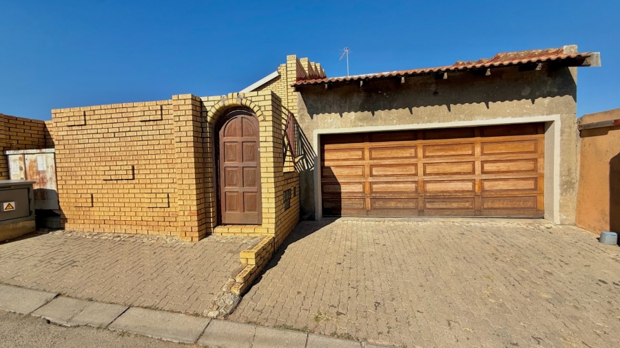 2 Bedroom Property for Sale in Meadowlands West Gauteng