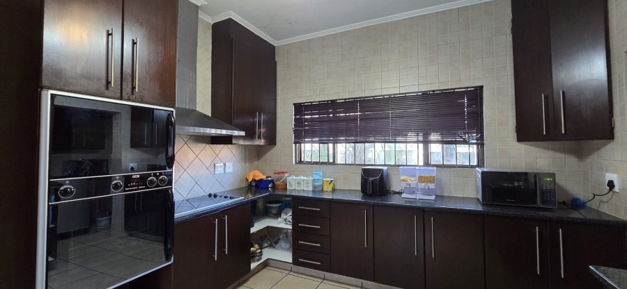 1 Bedroom Property for Sale in Rooihuiskraal North Gauteng