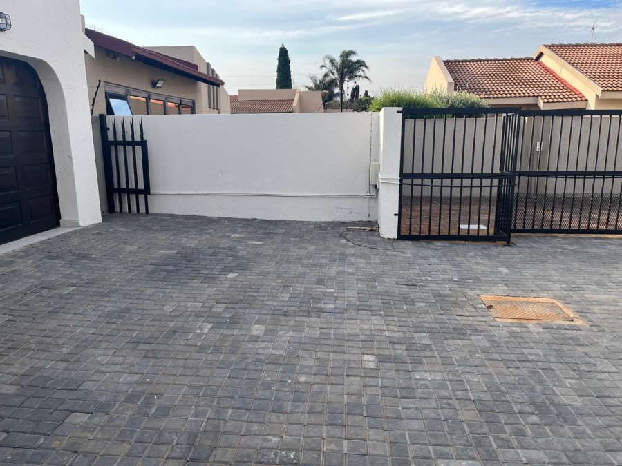 To Let 3 Bedroom Property for Rent in Beyers Park Gauteng
